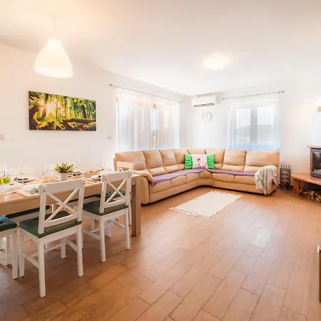 Apartman Istrian Embrace, Kizin House - Cozy Apartments *