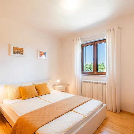 Istrian Embrace, Kizin House - Cozy Apartments * Brezovica pri Gradinu